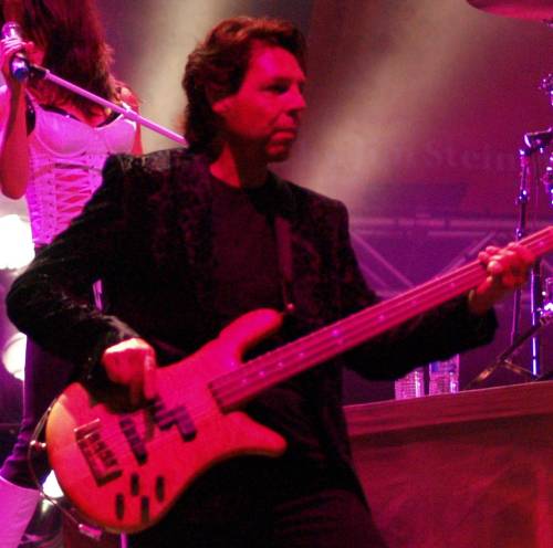 Kasim Sulton (with Meat Loaf) at the PNC Bank Arts Center in Holmdel, NJ, 07/29/07 - photo by Gary Goat Goveia