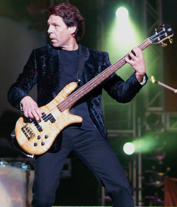 Kasim Sulton (with Meat Loaf) at the PNC Bank Arts Center in Holmdel, NJ, 07/29/07 - photo by Gary Goat Goveia