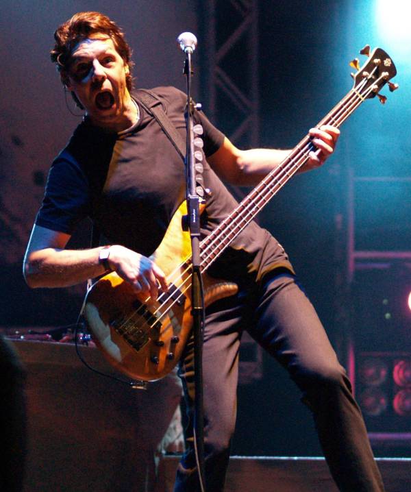 Kasim Sulton (with Meat Loaf) at the PNC Bank Arts Center in Holmdel, NJ, 07/29/07 - photo by Gary Goat Goveia