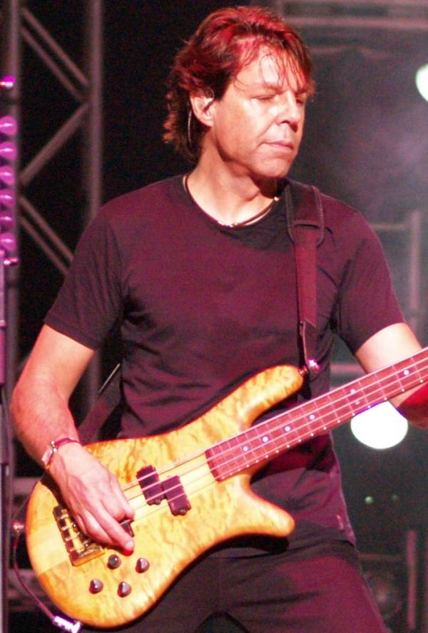 Kasim Sulton (with Meat Loaf) at the PNC Bank Arts Center in Holmdel, NJ, 07/29/07 - photo by Gary Goat Goveia