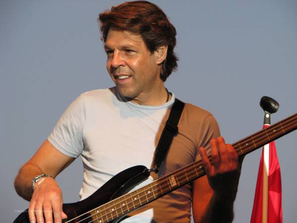Kasim Sulton (with Meat Loaf) at the Watertown Fairgrounds, Watertown, NY, 07/31/07 - photo by Kathy Borror