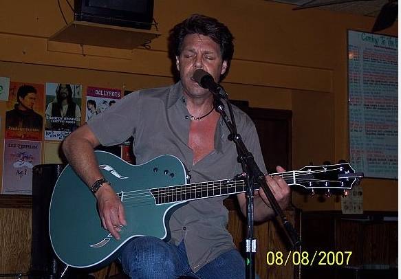 Kasim Sulton at the Beachland Ballroom, Cleveland, Ohio, 08/08/07 - photo by trs