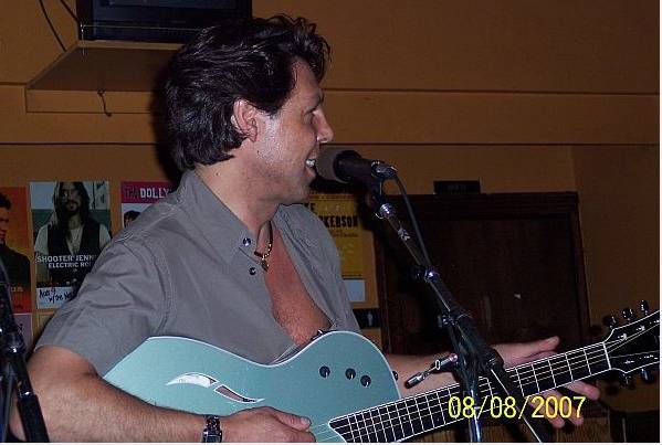 Kasim Sulton at the Beachland Ballroom, Cleveland, Ohio, 08/08/07 - photo by trs