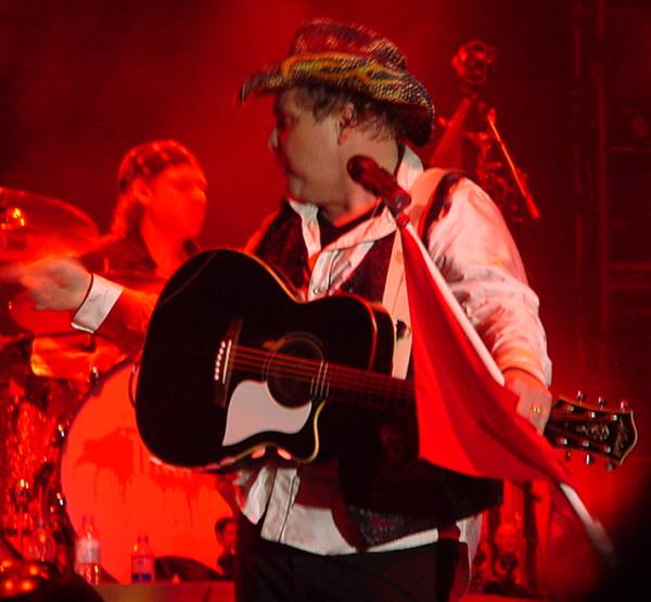 Kasim Sulton (with Meat Loaf) at the Tower City Amphitheater in Cleveland, OH, 08/09/07