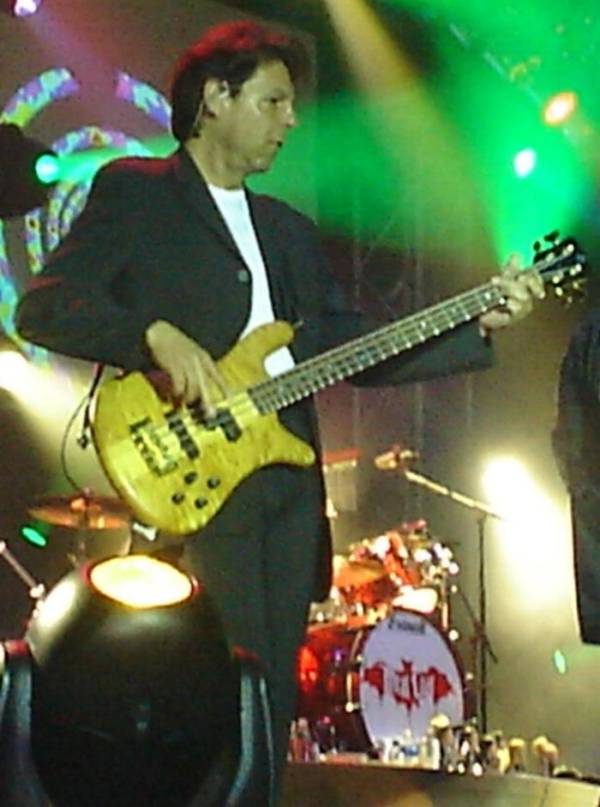 Kasim Sulton (with Meat Loaf) at the Meadowbank Arts Center in Gilford, NH, 08/11/07 - photo by Mike B