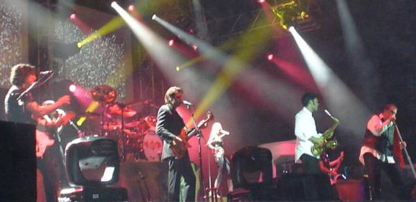 Kasim Sulton (with Meat Loaf) at the Meadowbank Arts Center in Gilford, NH, 08/11/07 - photo by Mike B