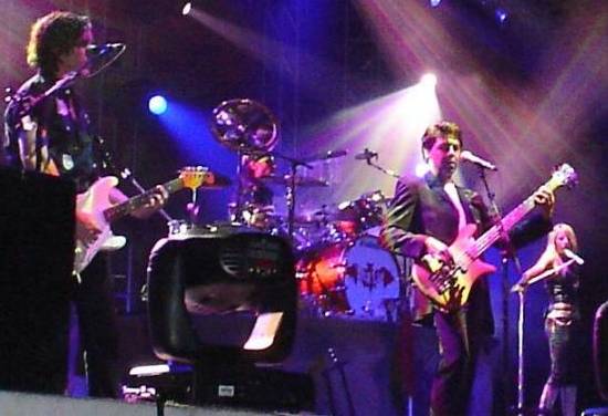 Kasim Sulton (with Meat Loaf) at the Meadowbank Arts Center in Gilford, NH, 08/11/07 - photo by Mike B