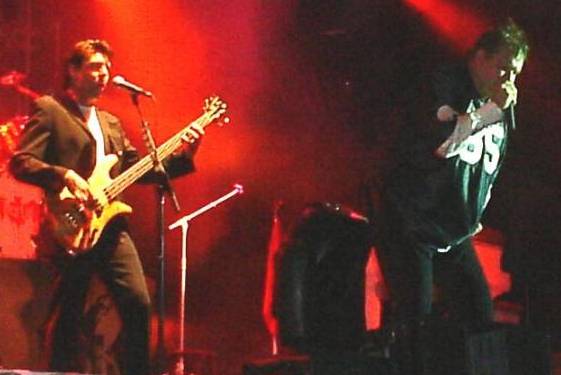 Kasim Sulton (with Meat Loaf) at the Meadowbank Arts Center in Gilford, NH, 08/11/07 - photo by Mike B