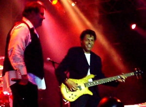 Kasim Sulton (with Meat Loaf) at the Meadowbank Arts Center in Gilford, NH, 08/11/07 - photo by Mike B