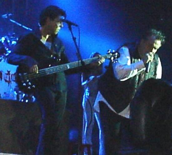 Kasim Sulton (with Meat Loaf) at the Meadowbank Arts Center in Gilford, NH, 08/11/07 - photo by Mike B