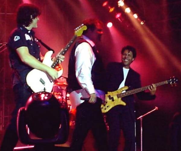 Kasim Sulton (with Meat Loaf) at the Meadowbank Arts Center in Gilford, NH, 08/11/07 - photo by Mike B