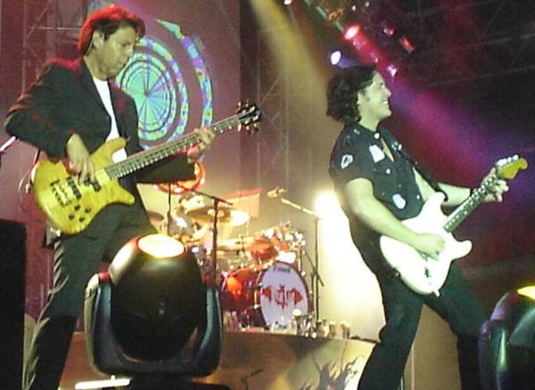 Kasim Sulton (with Meat Loaf) at the Meadowbank Arts Center in Gilford, NH, 08/11/07 - photo by Mike B