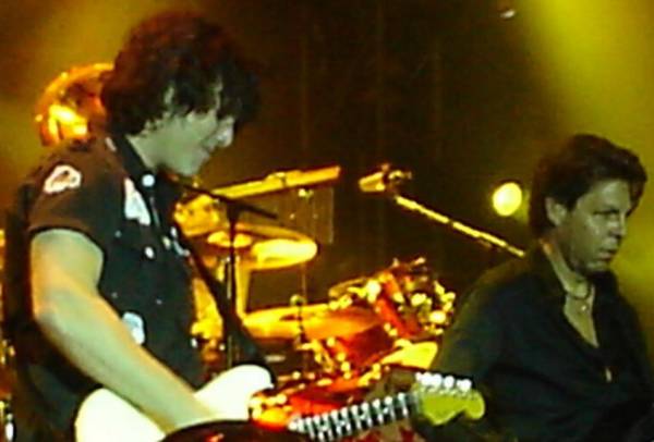 Kasim Sulton (with Meat Loaf) at the Meadowbank Arts Center in Gilford, NH, 08/11/07 - photo by Mike B