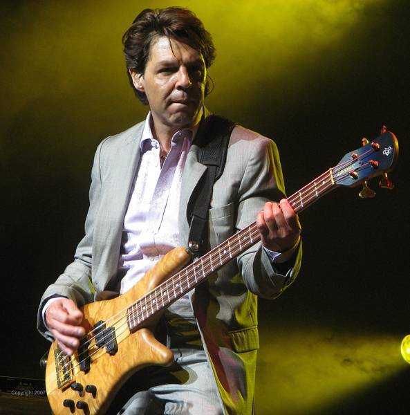 Kasim Sulton (with Meat Loaf) at The Borgata in Atlantic City, NJ, 08/18/07 - photo by Kathy Borror