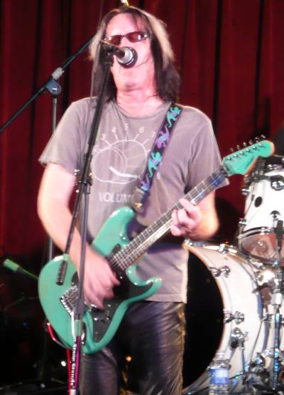 Kasim Sulton and Todd Rundgren at The Rex Theater, Pittsburgh, PA - 12/07/07 - photo by SueW