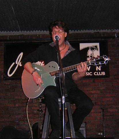 Kasim Sulton at Johnny D's, Somerville, Boston, 05/27/08 - photo by Eddie G. aka Brontis