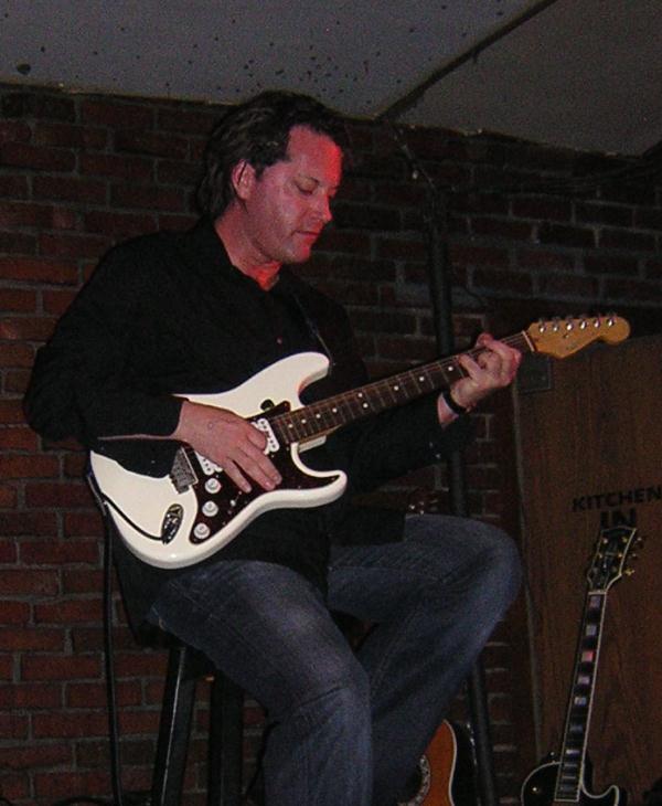 Kasim Sulton at Johnny D's, Somerville, Boston, 05/27/08 - photo by Eddie G. aka Brontis