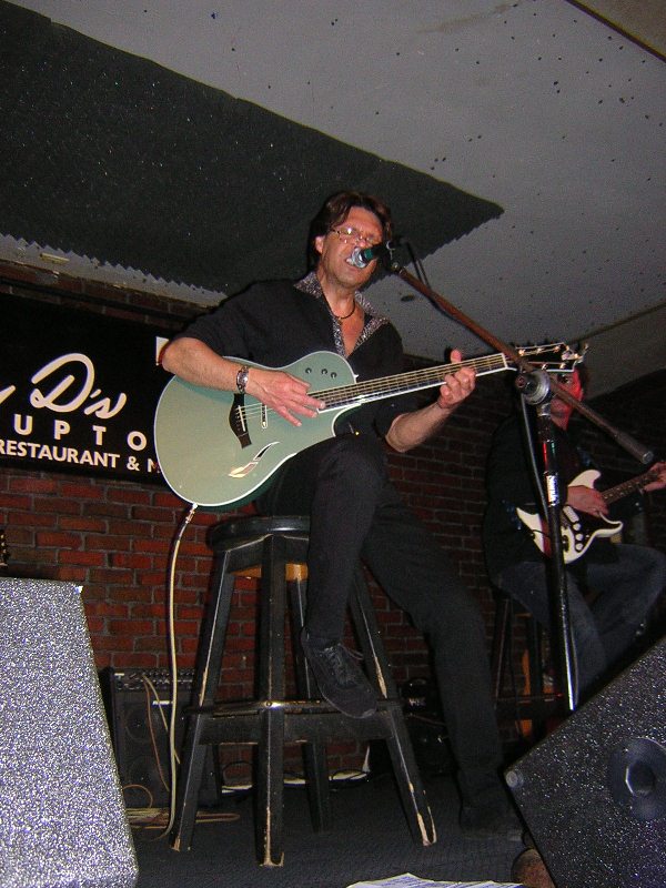 Kasim Sulton at Johnny D's, Somerville, Boston, 05/27/08 - photo by Eddie G. aka Brontis