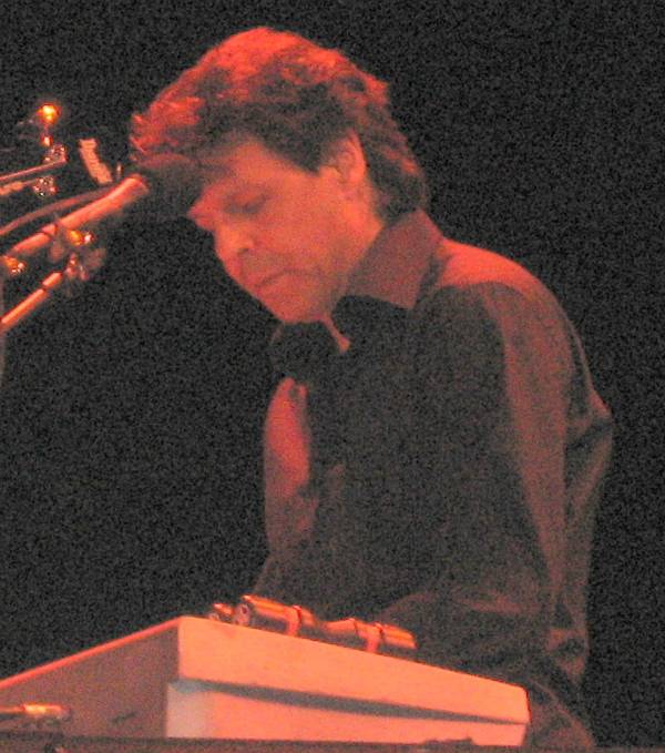 Kasim Sulton at the Palace Theatre in Cleveland, Ohio with Todd Rundgren, 04/23/09 - photo by Renee