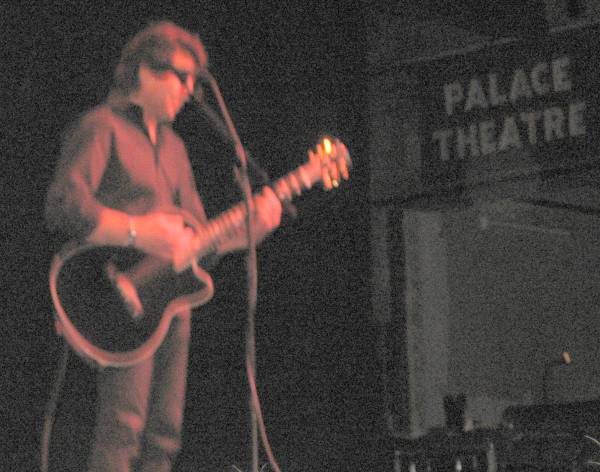 Kasim Sulton at the Palace Theatre in Cleveland, Ohio with Todd Rundgren, 04/23/09 - photo by Renee