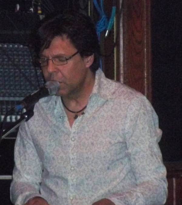 Kasim Sulton at Cafe Carpe, Fort Atkinson, WI, 05/16/10 - photo by Chris Z