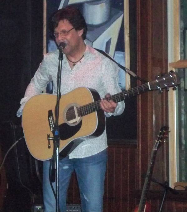 Kasim Sulton at Cafe Carpe, Fort Atkinson, WI, 05/16/10 - photo by Chris Z