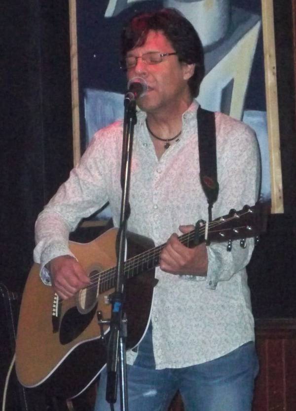 Kasim Sulton at Cafe Carpe, Fort Atkinson, WI, 05/16/10 - photo by Chris Z