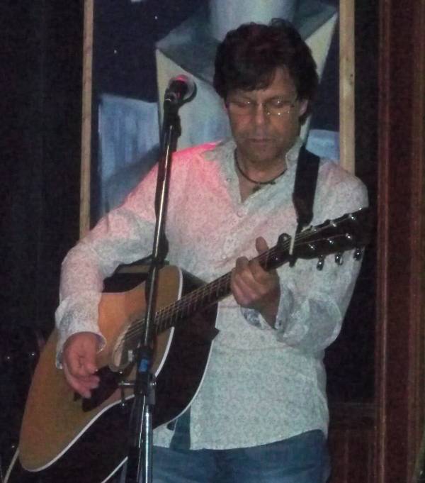 Kasim Sulton at Cafe Carpe, Fort Atkinson, WI, 05/16/10 - photo by Chris Z