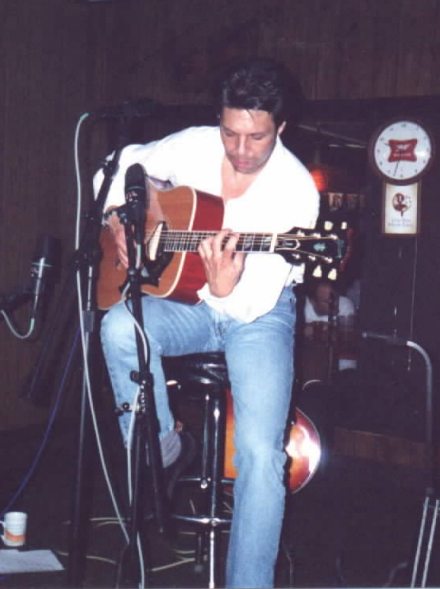 Kasim Sulton at Ken's Bar and Grill, Madison - 8/12/01 (Photo by Jana Z)