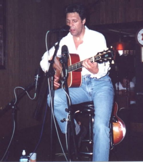 Kasim Sulton at Ken's Bar and Grill, Madison - 8/12/01 (Photo by Jana Z)
