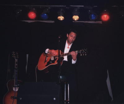 Kasim Sulton at The Abbey Pub, Chicago, 8/10/01 - photo by Laura England