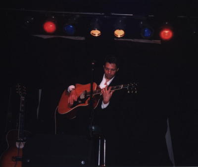 Kasim Sulton at The Abbey Pub, Chicago, 8/10/01 - photo by Laura England