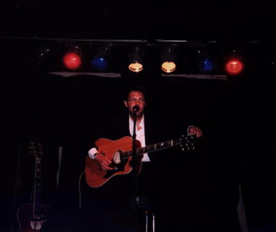 Kasim Sulton at The Abbey Pub, Chicago, 8/10/01 - photo by Laura England