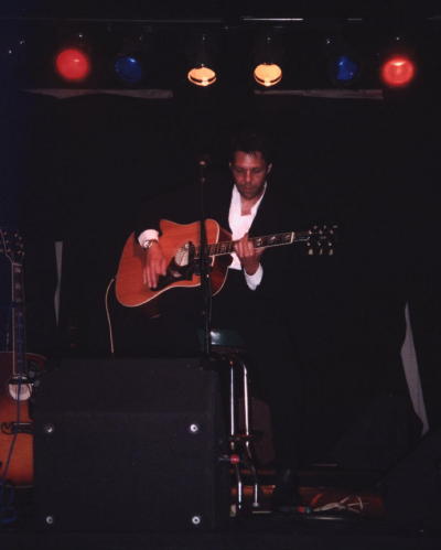 Kasim Sulton at The Abbey Pub, Chicago, 8/10/01 - photo by Laura England