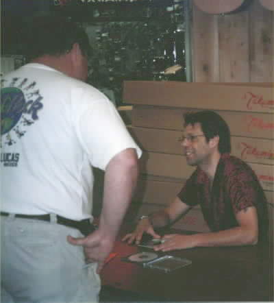 Kasim Sulton at The Guitar Center, Chicago, 8/10/01 - photo by Laura England